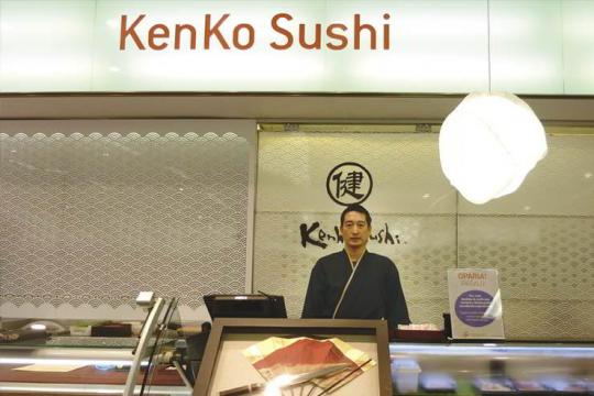 Kenko Sushi est situé à l’étage 0, à côté de la boucherie Muñoa.